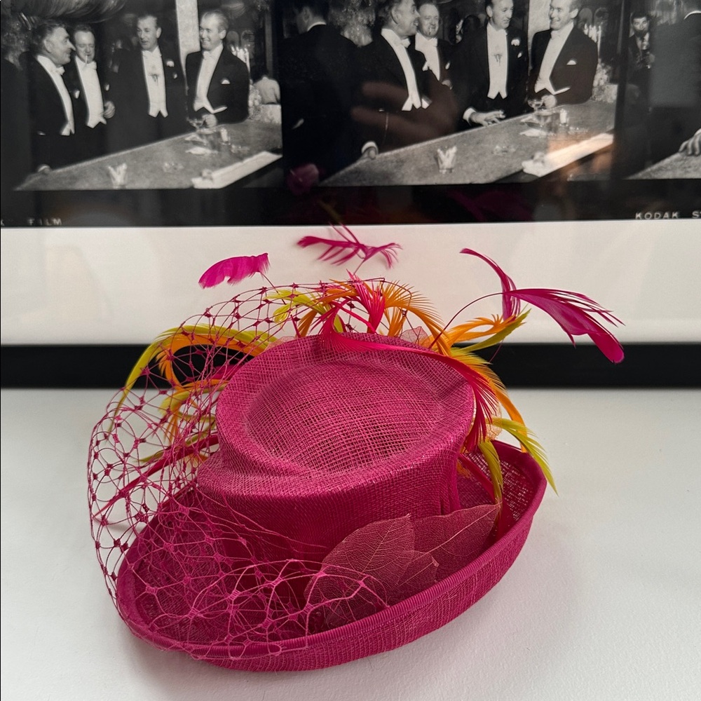 Manuela de los Santos Mini Feathered Hat 👒💅 - Picture 2 of 10